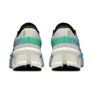 En Cloud Monster Cream Horizon, unas zapatillas de running profesionales con una amortiguación superior y detalles en azul cielo.