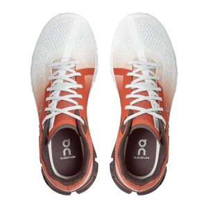 En Cloudflow Rust White Shoes, una zapatilla ligera en un tono moderno para carreras rápidas en el Reino Unido.