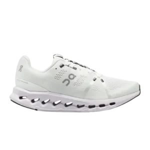On Cloud Surfer Creek on White Shoes - Diseñado con atractivo unisex.