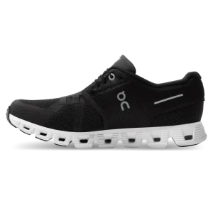 On Cloud 5 Black White Sneakers - Modelo en blanco y negro