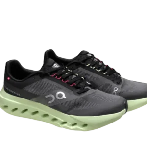 On Cloud Surfer Black over Green presenta un elegante tono verde/negro con parte superior transpirable y suela acolchada.