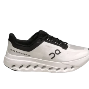 Zapatillas Cloud Surfer en blanco y negro, una zapatilla para correr ligera y elegante con parte superior transpirable.