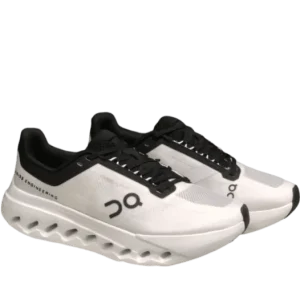 Zapatillas Cloud Surfer en blanco y negro, una zapatilla para correr ligera y elegante con parte superior transpirable.