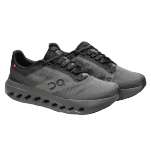 En Cloud Surfer Gray Black, una parte superior de algodón con construcción transpirable y una suela cómoda.