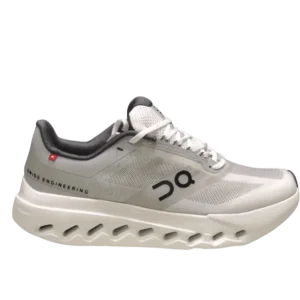 Los zapatos On Cloud Surfer Light Gray cuentan con una parte superior de algodón transpirable y una suela TR con una zapatilla deportiva elegante.