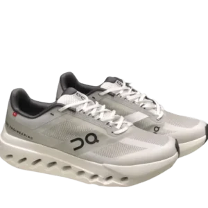 Los zapatos On Cloud Surfer Light Gray cuentan con una parte superior de algodón transpirable y una suela TR con una zapatilla deportiva elegante.