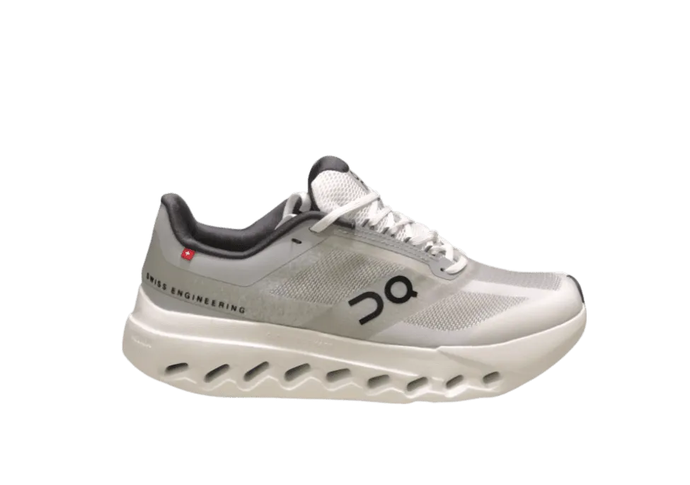 On Cloud Surfer Light Grey Los zapatos On Cloud Surfer Light Gray cuentan con una parte superior de algodón transpirable y una suela TR con una zapatilla deportiva elegante.