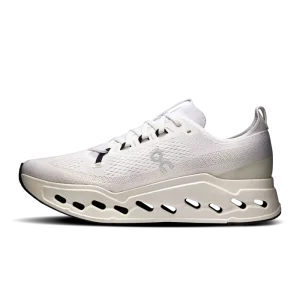 Las zapatillas Cloudsurfer Max Blanco presentan un nivel máximo de amortiguación y espuma suiza CloudTec Phase y Helion.