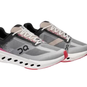 On Cloud Surfer Pink & Light Black ofrece una parte superior ligera y transpirable con suela Cloudtec y un diseño de dos tonos.