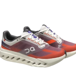 Los zapatos On Cloud Surfer Purple and Reddish presentan un tejido ligero con suela cómoda y un contraste de colores llamativo.