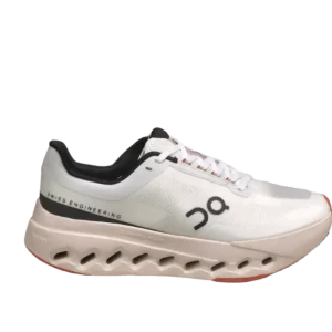 En Cloud Surfer White & Brown, una zapatilla informal transpirable con una comodidad suave y detalles elegantes y terrosos.
