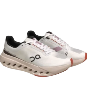 En Cloud Surfer White & Brown, una zapatilla informal transpirable con una comodidad suave y detalles elegantes y terrosos.