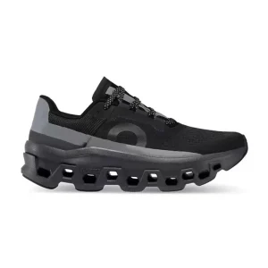 En Cloudmonster Light Line Black, un diseño ligero y transpirable con estilo monstruoso y parte superior de algodón impermeable.