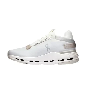 Los zapatos Cloudnova ICE Sand Shoes presentan colores beige y blanco naturales con Swiss CloudTec y Speedboard.